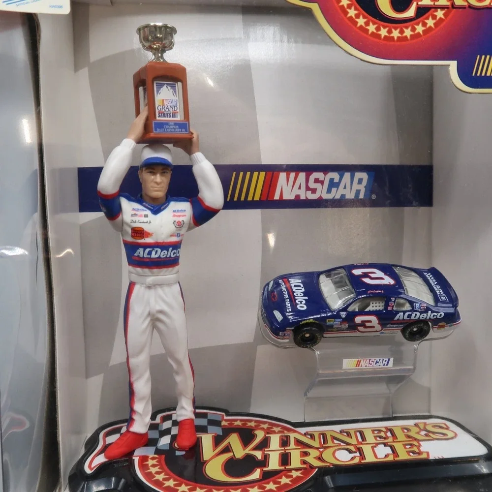 Winner’s Circle welcome pocket